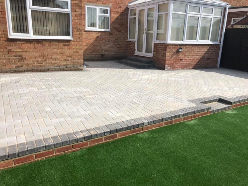 Light block paved patio with charcoal edging